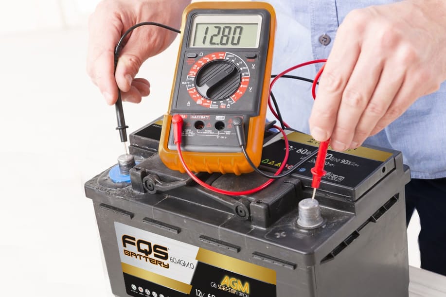 Utilizando o multímetro numa bateria AGM da FQS Battery