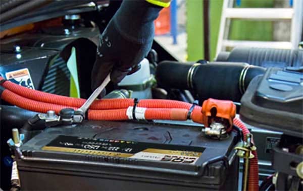colocando batería en coche